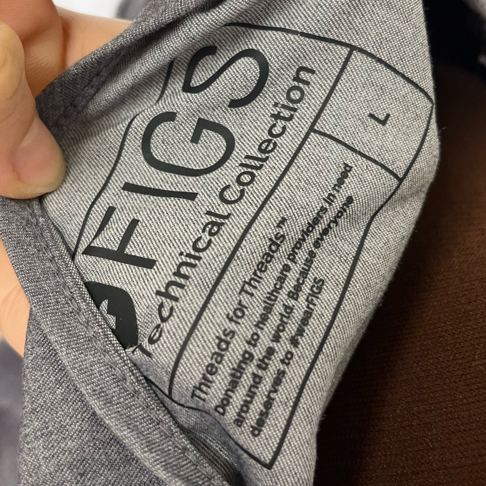 FIGS Catarina V Neck Grey Scrub Top Size Large - Picture 6 of 7
